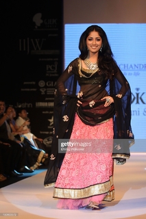 Yami Gautam feet photo thumbnail