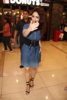 Yami Gautam feet photo thumbnail