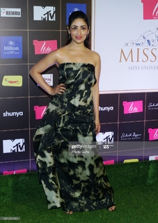 Yami Gautam feet photo thumbnail
