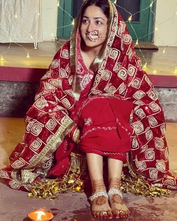 Yami Gautam feet photo thumbnail