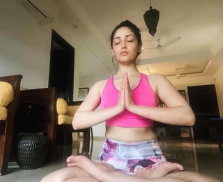 Yami Gautam feet photo thumbnail