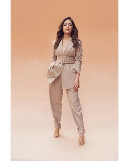 Yami Gautam feet photo thumbnail