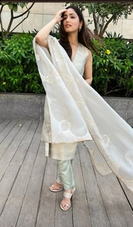 Yami Gautam feet photo thumbnail