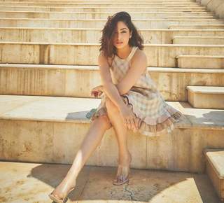 Yami Gautam feet photo thumbnail