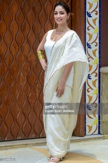 Yami Gautam feet photo thumbnail