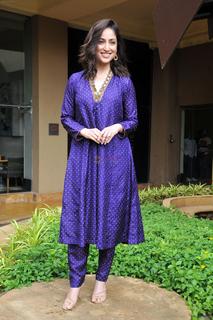 Yami Gautam feet photo thumbnail