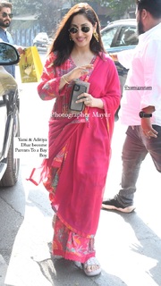 Yami Gautam feet photo thumbnail