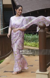 Yami Gautam feet photo thumbnail