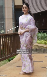 Yami Gautam feet photo thumbnail