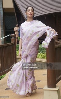Yami Gautam feet photo thumbnail