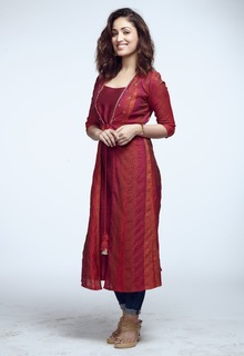 Yami Gautam feet photo thumbnail