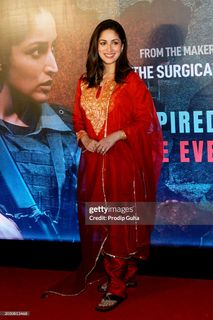 Yami Gautam feet photo thumbnail