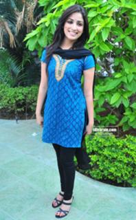 Yami Gautam feet photo thumbnail