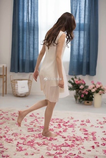 Yan Tang feet photo 1
