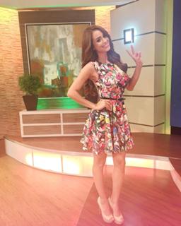 Yanet Garcia feet photo thumbnail