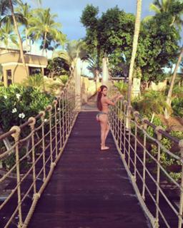 Yanet Garcia feet photo thumbnail