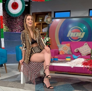 Yanet Garcia feet photo thumbnail