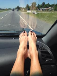 Yanina Latorre feet photo thumbnail