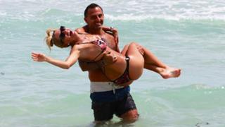 Yanina Latorre feet photo thumbnail