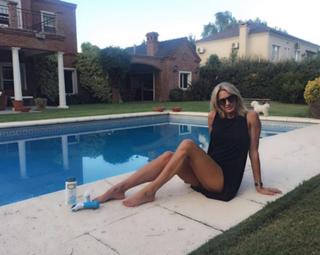 Yanina Latorre feet photo thumbnail