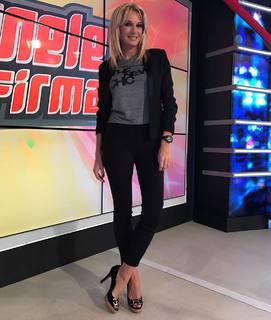 Yanina Latorre feet photo thumbnail