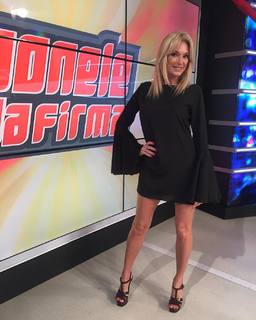 Yanina Latorre feet photo thumbnail