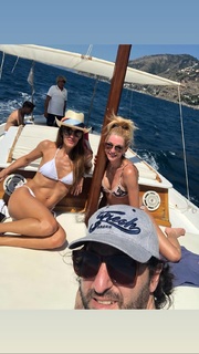 Yanina Latorre feet photo thumbnail