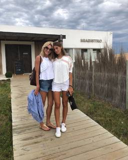 Yanina Latorre feet photo thumbnail