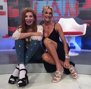 Yanina Latorre feet photo thumbnail