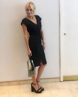 Yanina Latorre feet photo thumbnail