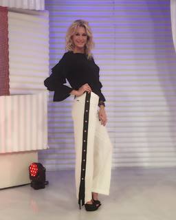 Yanina Latorre feet photo thumbnail