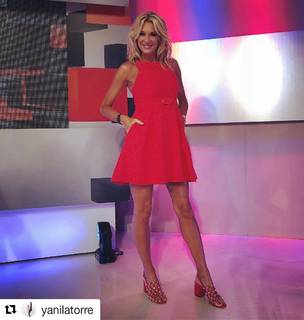 Yanina Latorre feet photo thumbnail