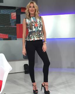 Yanina Latorre feet photo thumbnail