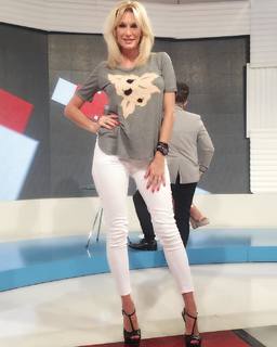 Yanina Latorre feet photo thumbnail