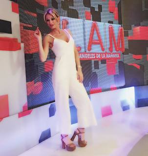 Yanina Latorre feet photo thumbnail