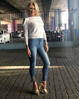 Yanina Latorre feet photo thumbnail