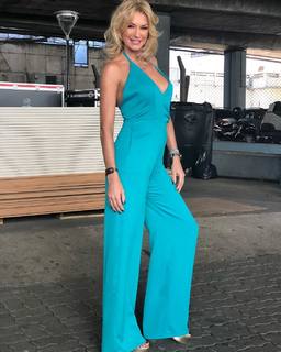 Yanina Latorre feet photo thumbnail