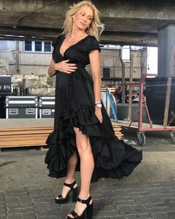 Yanina Latorre feet photo thumbnail