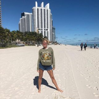 Yanina Latorre feet photo thumbnail