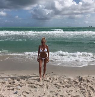 Yanina Latorre feet photo thumbnail