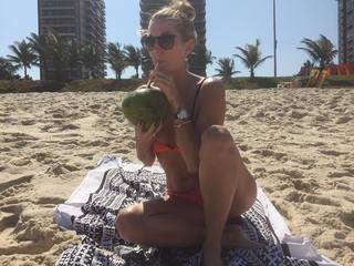 Yanina Latorre feet photo thumbnail