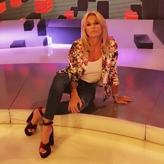 Yanina Latorre feet photo thumbnail