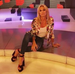Yanina Latorre feet photo thumbnail
