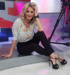 Yanina Latorre feet photo thumbnail