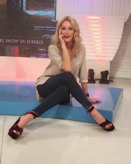 Yanina Latorre feet photo thumbnail