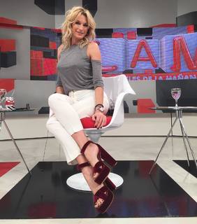 Yanina Latorre feet photo thumbnail