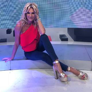 Yanina Latorre feet photo thumbnail