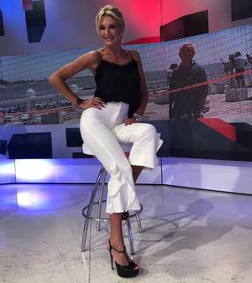 Yanina Latorre feet photo thumbnail