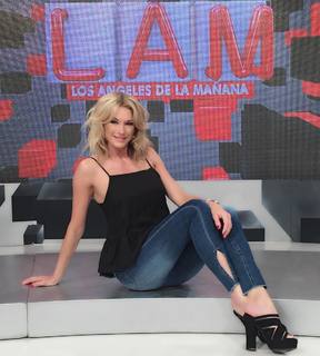 Yanina Latorre feet photo thumbnail
