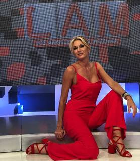 Yanina Latorre feet photo thumbnail